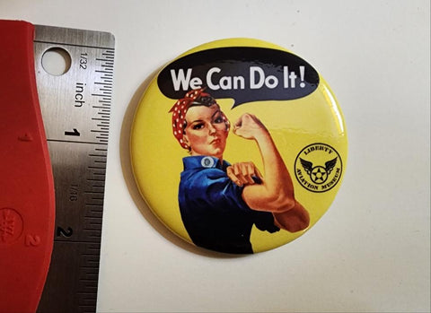 Imán redondo amarillo clásico del Museo de Aviación Liberty, "We Can Do It" de Rosie the Riveter