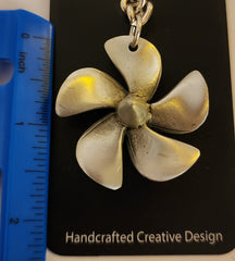 Llavero de peltre con hélice de barco