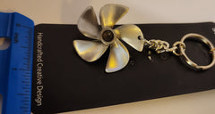 Llavero de peltre con hélice de barco