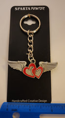 Llavero de peltre con alas en 3D y corazón delineado en rojo