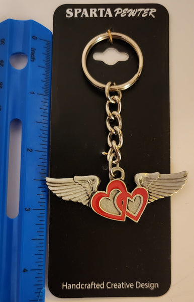 Llavero de peltre con alas en 3D y corazón delineado en rojo