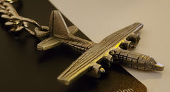 Llavero de peltre con el avión Lockheed MC-130 Hercules
