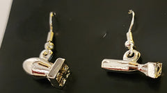 Pendientes de bomba atómica con hombre gordo y niño pequeño