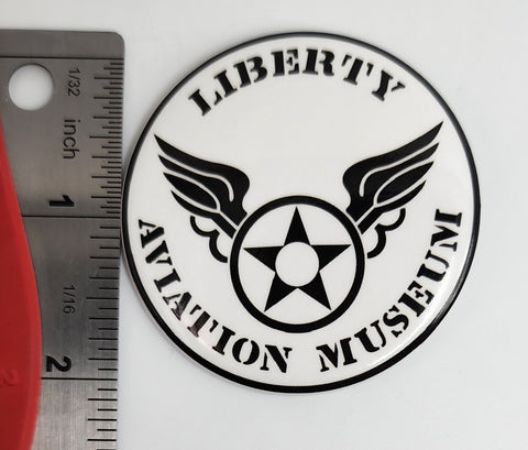 Pin con logotipo redondo en blanco y negro del Museo de Aviación Liberty