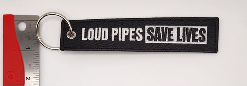 Llavero bordado con el mensaje "Los tubos ruidosos salvan vidas"