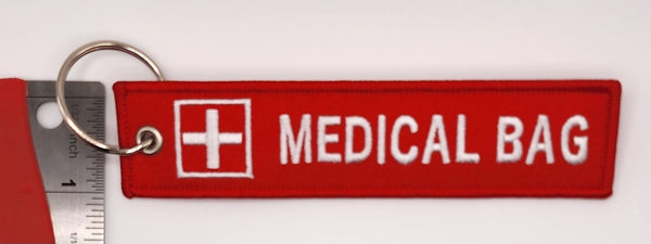 Llavero rojo con bolsa médica