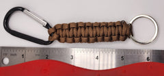 Llavero con mosquetón de paracord marrón