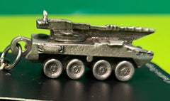 Llavero de peltre con el vehículo blindado Stryker de General Dynamics
