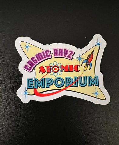Pegatina pequeña con el logotipo de Atomic Emporium de Cosmic Rayz