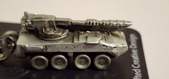 Llavero de peltre con el vehículo blindado Stryker de General Dynamics