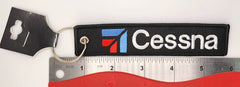 Llavero bordado en blanco y negro con el logotipo de Cessna