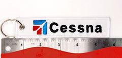 Llavero bordado en blanco y negro con el logotipo de Cessna
