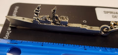 Llavero de peltre con forma de barco destructor de la clase Spruance