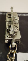Llavero de peltre con el vehículo blindado Stryker de General Dynamics