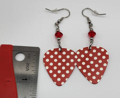 Pendientes de púa de guitarra con lunares rojos y blancos de Rosie the Riveter y cristales Swarovski rojos