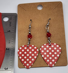 Pendientes de púa de guitarra con lunares rojos y blancos de Rosie the Riveter y cristales Swarovski rojos