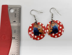 Pendientes de aro recortados de Rosie la remachadora