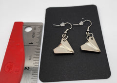 Pendientes colgantes con dije de avión de papel plegado en plata