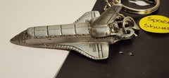 Llavero de peltre con forma de transbordador espacial