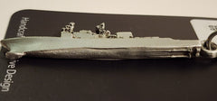 Llavero de peltre con forma de barco destructor de la clase Spruance