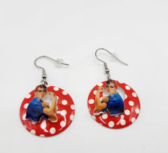 Pendientes de aro recortados de Rosie la remachadora