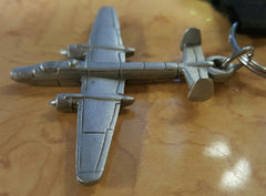 Llavero con mosquetón de peltre del avión Mitchell B-25 de la Segunda Guerra Mundial del Museo de Aviación Liberty de North American Aviation