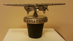 Tapón de botella de peltre tridimensional con forma de avión trimotor Ford del Museo de Aviación Liberty