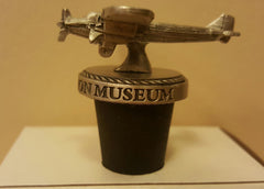 Tapón de botella de peltre tridimensional con forma de avión trimotor Ford del Museo de Aviación Liberty