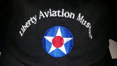 Gorra con el logotipo del Museo de Aviación Liberty en color negro