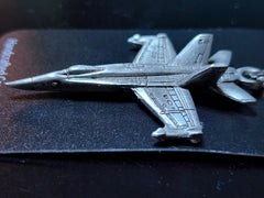 Llavero de peltre con el avión de combate McDonnell Douglas F/A-18 Hornet