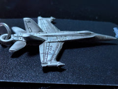 Llavero de peltre con el avión de combate McDonnell Douglas F/A-18 Hornet