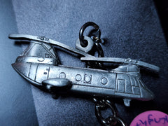 Llavero de peltre con el helicóptero Boeing Vertol CH-46 Sea Knight