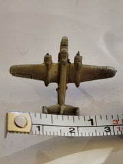 Pin de solapa de peltre con forma de avión bombardero Mitchell B-25 de North American Aviation de la Segunda Guerra Mundial