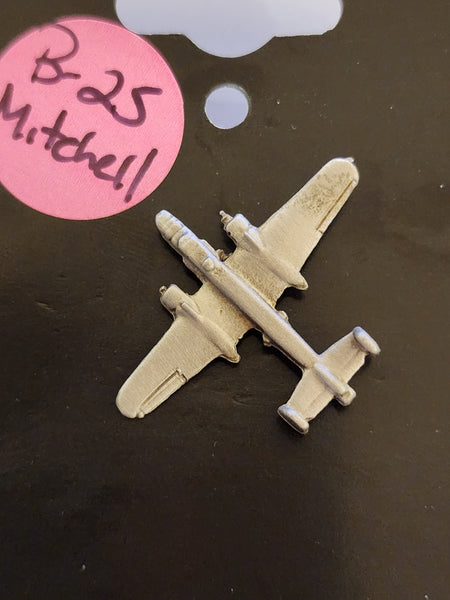 Pin de solapa de peltre con forma de avión bombardero Mitchell B-25 de North American Aviation de la Segunda Guerra Mundial