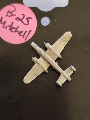 Pin de solapa de peltre con forma de avión bombardero Mitchell B-25 de North American Aviation de la Segunda Guerra Mundial