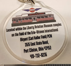 Llavero acrílico redondo con el logotipo de tres motores de Tin Goose Diner