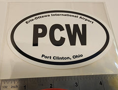 Adhesivo con el acrónimo europeo "PCW" (Aeropuerto Internacional Erie-Ottawa) en forma ovalada