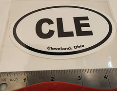 Adhesivo ovalado con el acrónimo europeo "CLE" (Cleveland)