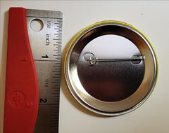 Pin clásico amarillo con la frase "We Can Do It" de Rosie la remachadora