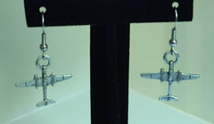 Conjunto de collar y pendientes de peltre con el avión bombardero B-25 Mitchell de North American Aviation de la Segunda Guerra Mundial