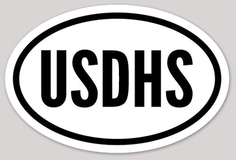 Pegatina con el acrónimo europeo "USDHS" (Departamento de Seguridad Nacional de los Estados Unidos)