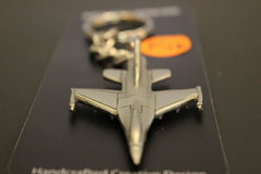 Llavero de peltre con el avión de combate F-16 de General Dynamics