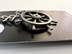 Llavero de peltre con forma de timón de barco