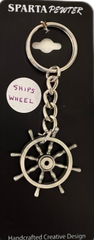 Llavero de peltre con forma de timón de barco
