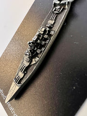 Llavero de peltre con forma de acorazado