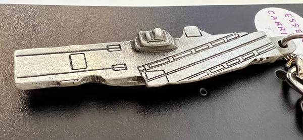 Llavero de peltre con el portaaviones de la clase Essex