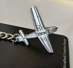 Llavero de avión de peltre con cola recta Beechcraft Baron