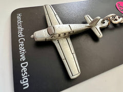 Llavero de avión de peltre con cola recta Beechcraft Baron