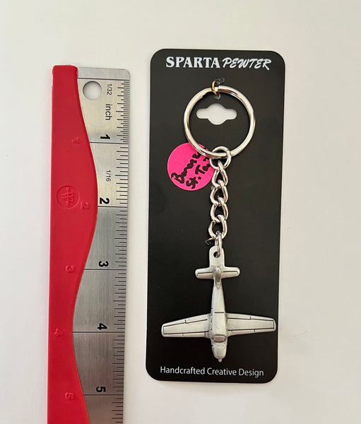 Llavero de avión de peltre con cola recta Beechcraft Baron