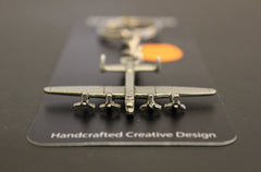 Llavero de peltre con forma de avión bombardero pesado británico Avro Lancaster de la Segunda Guerra Mundial